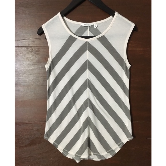 Athleta Tops - Athleta Sleeveless Chevron Stripe Top Size XS